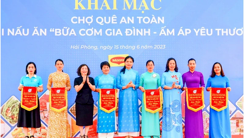 Khai mạc triển lãm “Chợ quê an toàn” và hội thi nấu ăn “Bữa cơm gia đình - Ấm áp yêu thương”.