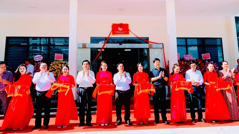 Quang cảnh cắt băng khánh thành công trình Tiếp nhận và trả kết quả hiện đại của quận Hồng Bàng (Hải Phòng).