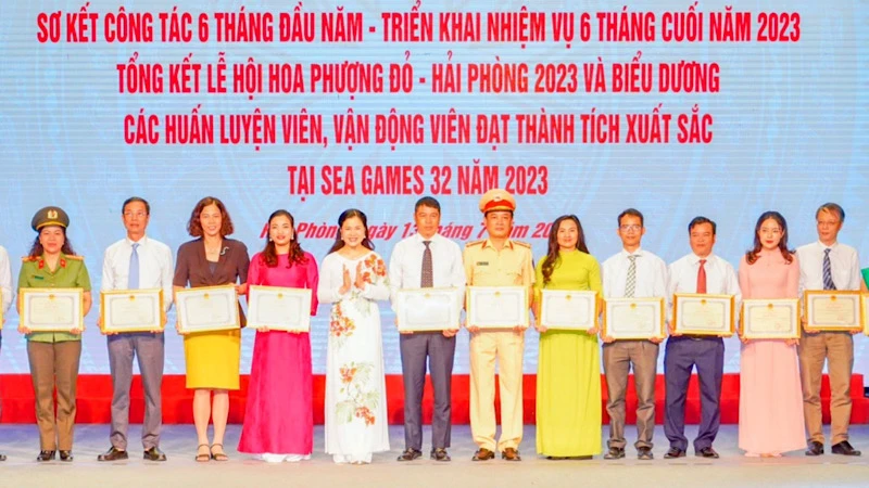 Trao Bằng khen của Chủ tịch Ủy ban nhân dân thành phố Hải Phòng tặng các tập thể có thành tích xuất sắc trong thành công của Lễ hội Hoa phượng đỏ 2023.