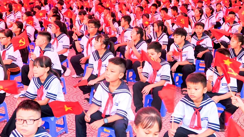 Học sinh Hải Phòng đón ngày khai giảng năm học mới.