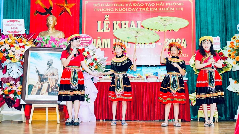Biểu diễn văn nghệ trong ngày khai giảng của học sinh Trường nuôi dạy trẻ khiếm thị.