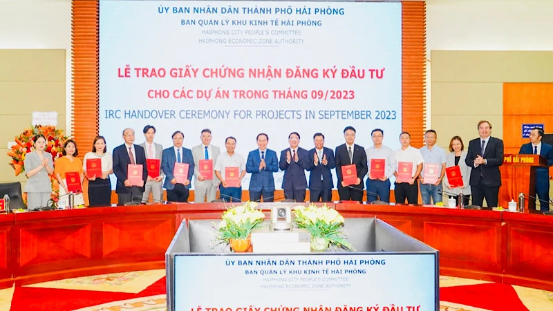 Thành phố Hải Phòng trao Giấy chứng nhận đầu tư chiều 22/9