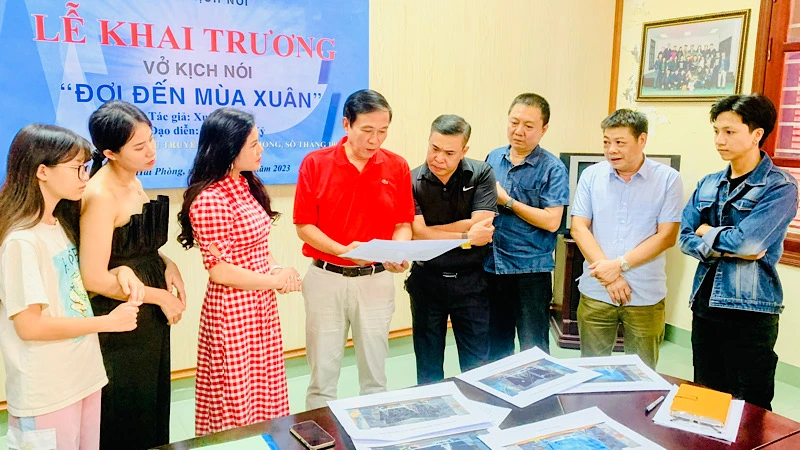 Lãnh đạo Sở Văn hóa và Thể thao Hải Phòng trao đổi với ê kíp sáng tạo nghệ thuật của vở diễn "Đợi đến mùa xuân".