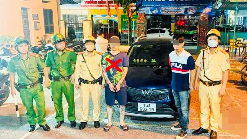 Nguyễn Hoàng N. (người đánh dấu X đỏ) bị khởi tố về tội danh "Chống người thi hành công vụ". (Ảnh công an cung cấp)