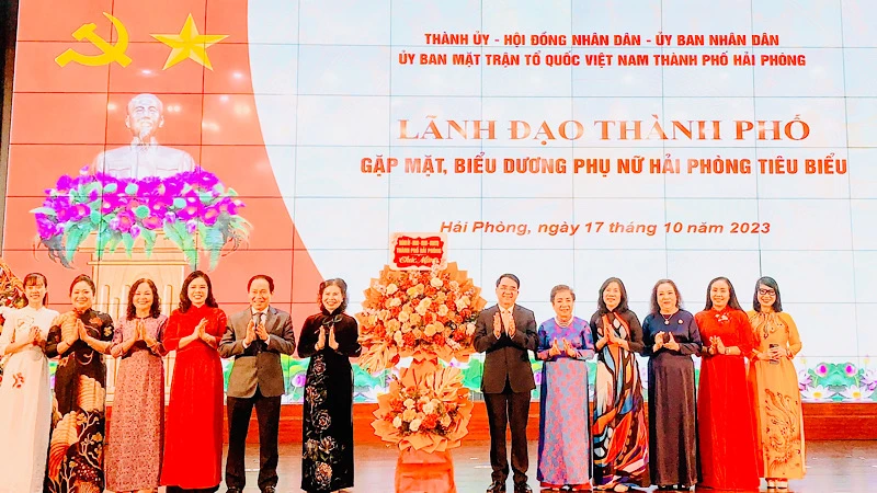 Lãnh đạo thành phố Hải Phòng gặp mặt, biểu dương phụ nữ tiêu biểu.
