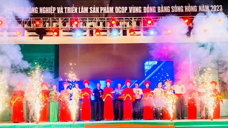 Khai mạc Hội chợ Nông nghiệp và triển lãm sản phẩm OCOP vùng đồng bằng sông Hồng.