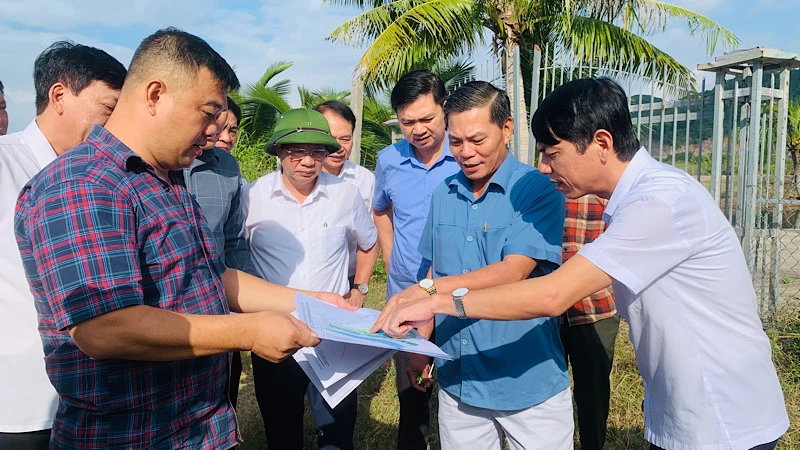 Chủ tịch Ủy ban nhân dân thành phố Hải Phòng cùng các ngành chức năng và huyện Cát Hải kiểm tra thực địa các khu đất phục vụ phát triển du lịch trên địa bàn.