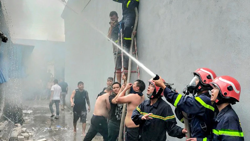Lực lượng Phòng cháy, chữa cháy và cứu nạn, cứu hộ nỗ lực dập lửa tại nhà kho chứa giày, dép.