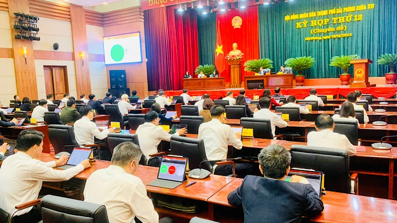 Các đại biểu nhấn nút thông qua các Nghị quyết kỳ họp.
