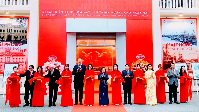 Các đại biểu cắt băng khai mạc triển lãm "Di sản kiến trúc hôm nay, sự thịnh vượng cho ngày mai".