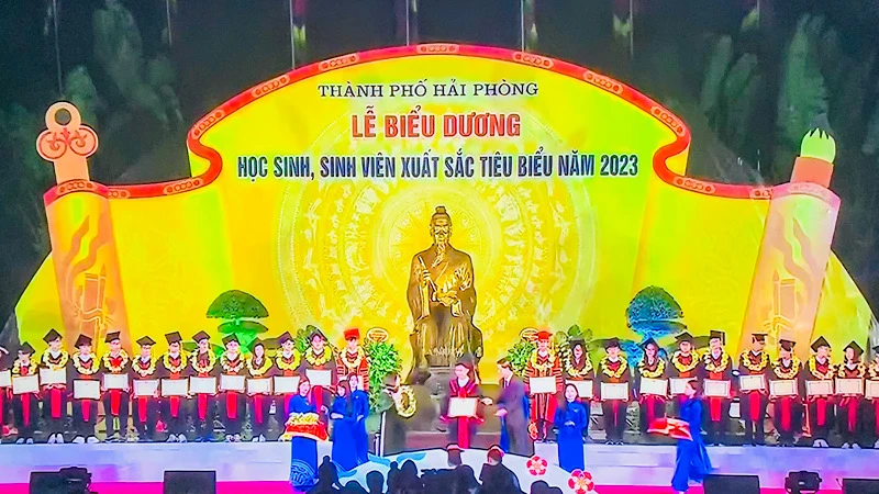Học sinh, sinh viên Hải Phòng tiêu biểu năm 2023 được biểu dương, khen thưởng.