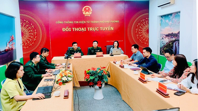Lãnh đạo Bộ chỉ huy Bộ đội Biên phòng Hải Phòng đối thoại trực tuyến trên Cổng thông tin điện tử Hải Phòng.