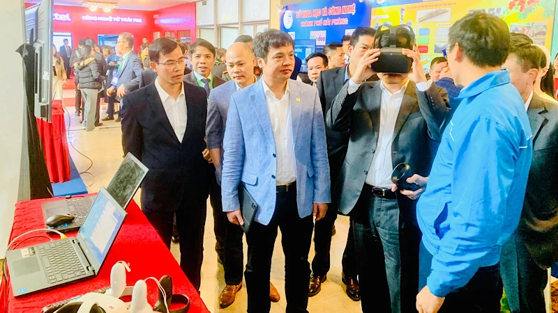 Các đại biểu trải nghiệm các công nghệ tiên tiến trong lĩnh vực chuyển đổi số.