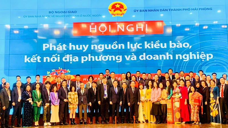 Các đồng chí lãnh đạo, các đại biểu và bà con kiều bào chụp ảnh lưu niệm tại hội nghị.