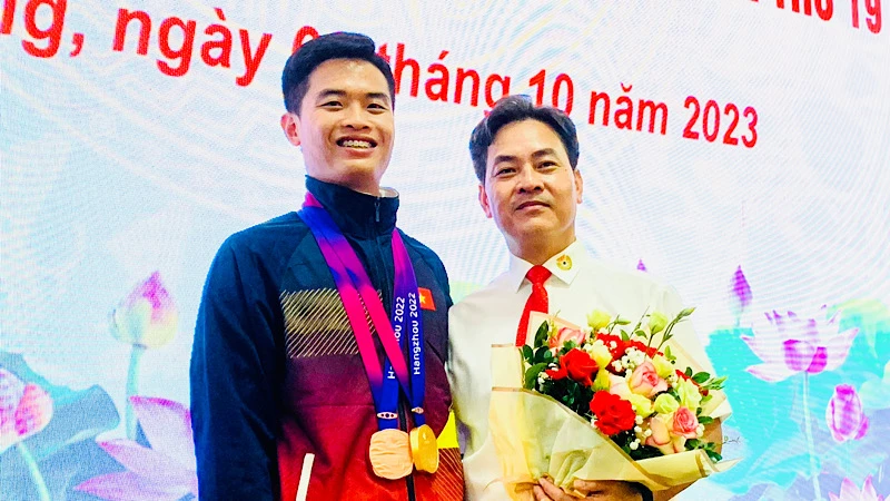 Xạ thủ Phạm Quang Huy (bên trái) được bầu chọn là Vận động viên tiêu biểu của thành phố Hải Phòng năm 2023.