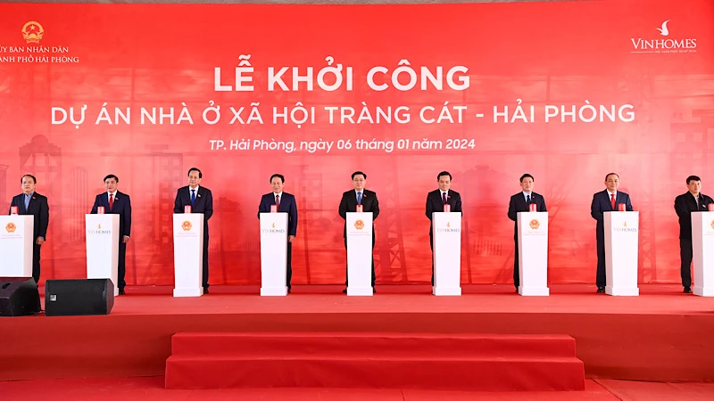 Chủ tịch Quốc hội Vương Đình Huệ, Phó Thủ tướng Chính phủ Trần Lưu Quang cùng các đại biểu nhấn nút khởi công dự án nhà ở xã hội tại Hải Phòng.