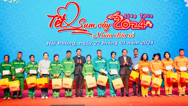 Phó Thủ tướng Trần Lưu Quang trao quà Tết tặng gia đình chính sách, công nhân lao động thành phố Hải Phòng.