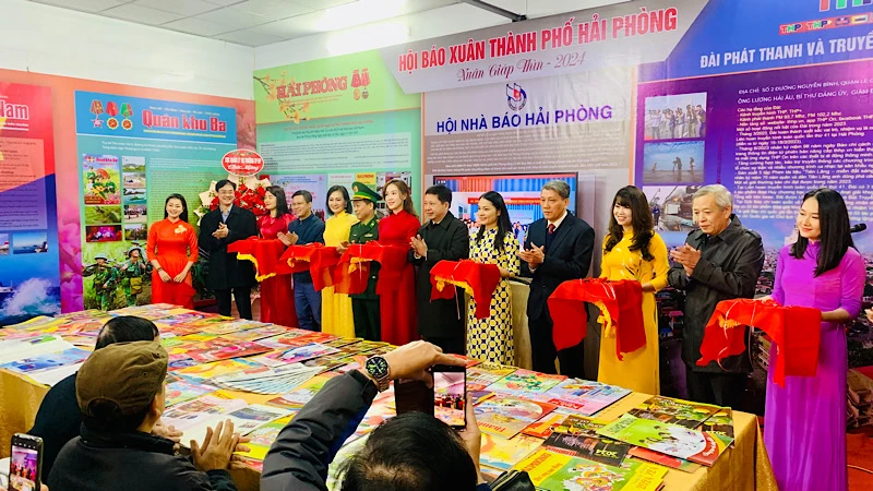 Các đại biểu cắt băng khai mạc Hội báo Xuân Hải Phòng 2024.