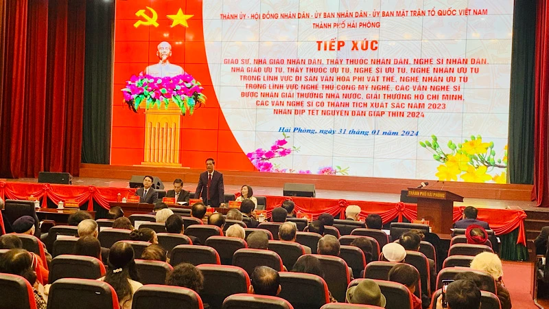 Quang cảnh buổi gặp mặt của lãnh đạo thành phố Hải Phòng với đội ngũ trí thức, văn nghệ sĩ tiêu biểu.