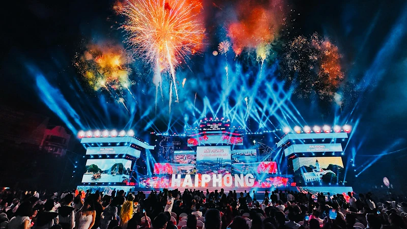 Đêm hội Lễ hội Hoa phượng đỏ Hải Phòng năm 2023.