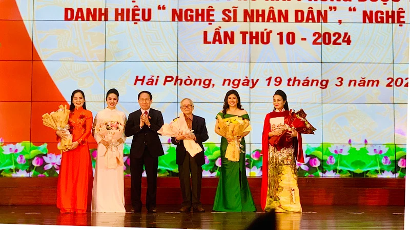 Ủy viên Trung ương Đảng, Bí thư Thành ủy Hải Phòng Lê Tiến Châu tặng hoa, chúc mừng các nghệ sĩ vừa được phong tặng danh hiệu cao quý.