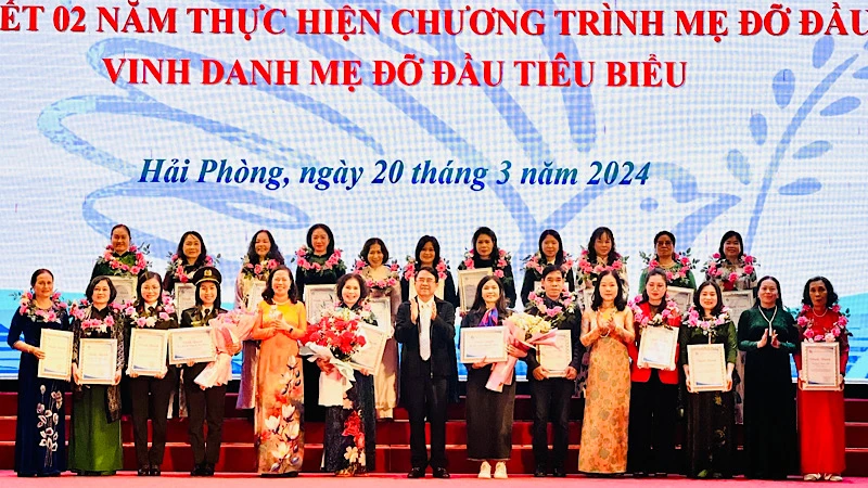 Lãnh đạo thành phố Hải Phòng vinh danh các Mẹ đỡ đầu tiêu biểu.