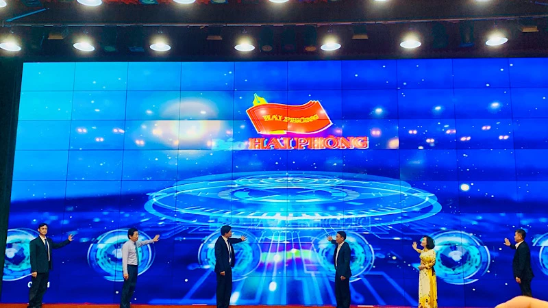 Các đại biểu nhấn nút khai trương Tòa soạn điện tử của Báo Hải Phòng.