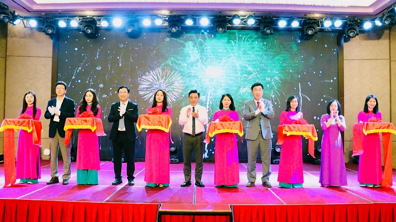 Các đại biểu cắt băng khai mạc Techfest kết nối Vùng duyên hải Bắc Bộ.