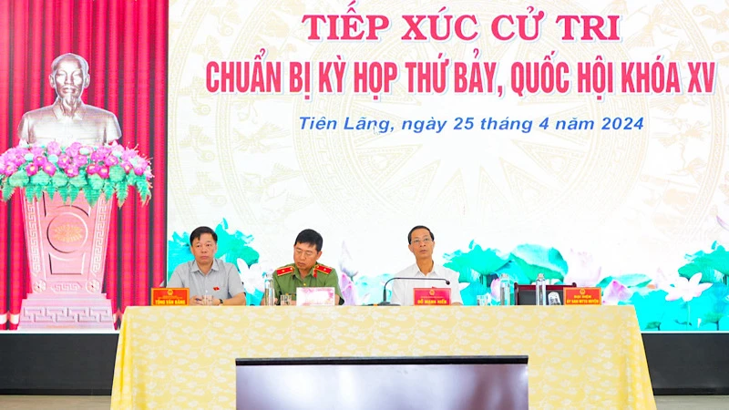 Các đại biểu Quốc hội thành phố Hải Phòng tiếp xúc cử tri huyện Tiên Lãng.