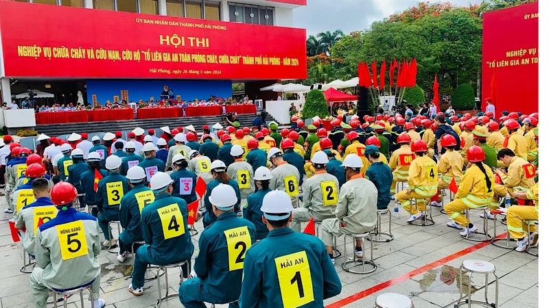 Quang cảnh Hội thi nghiệp vụ chữa cháy và cứu nạn, cứu hộ “Tổ liên gia an toàn phòng cháy, chữa cháy” toàn thành phố Hải Phòng năm 2024.