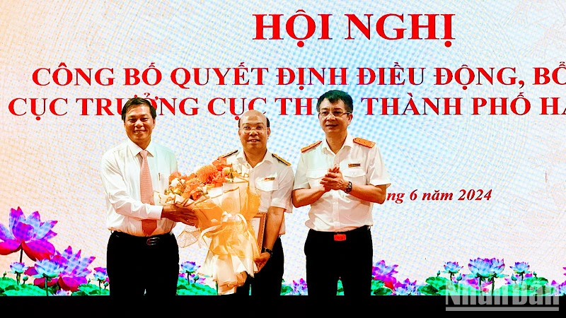 Tổng Cục trưởng Tổng cục Thuế Mai Xuân Thành trao Quyết định, Chủ tịch Ủy ban nhân dân thành phố Hải Phòng Nguyễn Văn Tùng tặng hoa chúc mừng tân Cục trưởng Cục Thuế thành phố Hải Phòng.