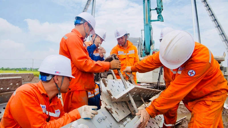 Đội xung kích của Công ty Điện lực Hải Phòng đang tập trung tham gia thi công dự án đường dây 500kV mạch 3 Quảng Trạch-Phố Nối.