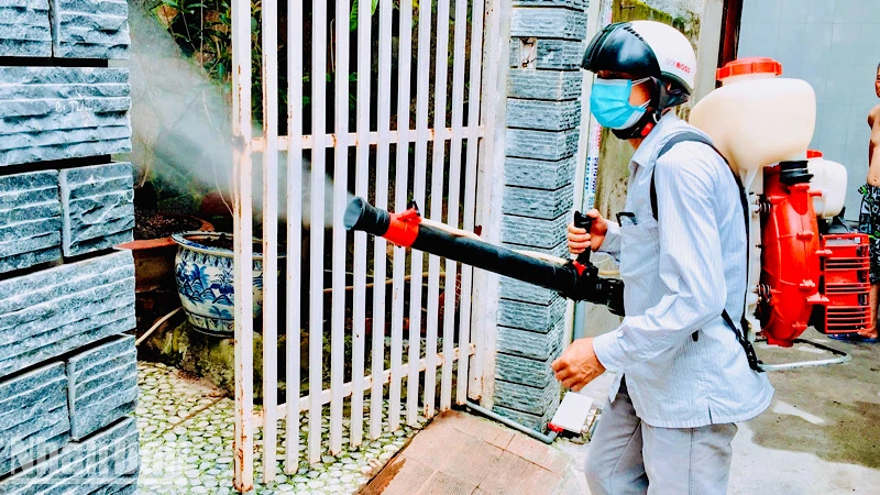 Phun thuốc diệt muỗi tại các khu dân cư là biện pháp quan trọng để phòng bệnh sốt xuất huyết Dengue.