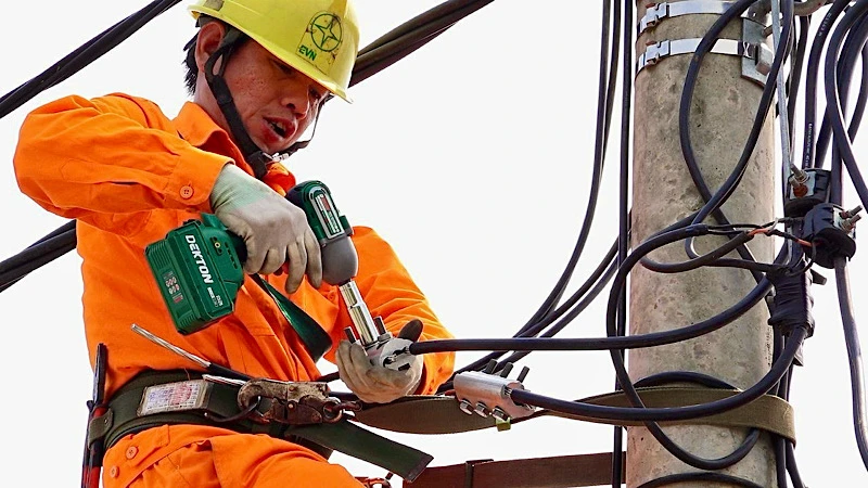 Trong nắng nóng, công nhân Điện lực Hải Phòng vẫn tập trung nâng cấp, khắc phục sự cố lưới điện bảo đảm cung cấp điện ổn định, an toàn cho người dân, doanh nghiệp.