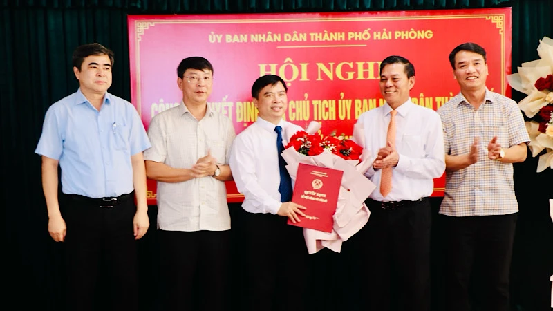 Lãnh đạo thành phố Hải Phòng trao Quyết định và chúc mừng tân Giám đốc Sở Tài nguyên và Môi trường Hải Phòng.