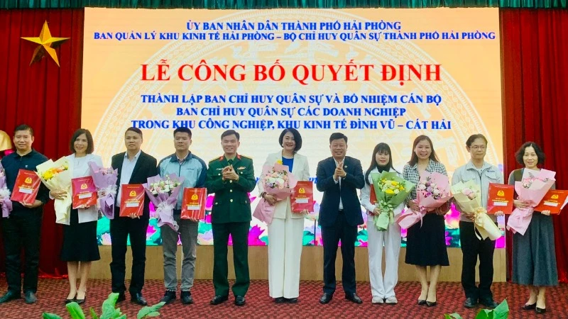 Lãnh đạo Ban Quản lý Khu Kinh tế và Bộ Chỉ huy quân sự thành phố Hải Phòng trao quyết định thành lập Ban chỉ huy quân sự tại 9 doanh nghiệp.