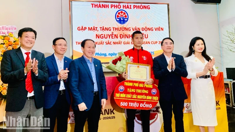 Lãnh đạo thành phố Hải Phòng trao phần thưởng tặng thủ môn xuất sắc của Đội tuyển bóng đá Việt Nam vô địch ASEAN Cup 2024.