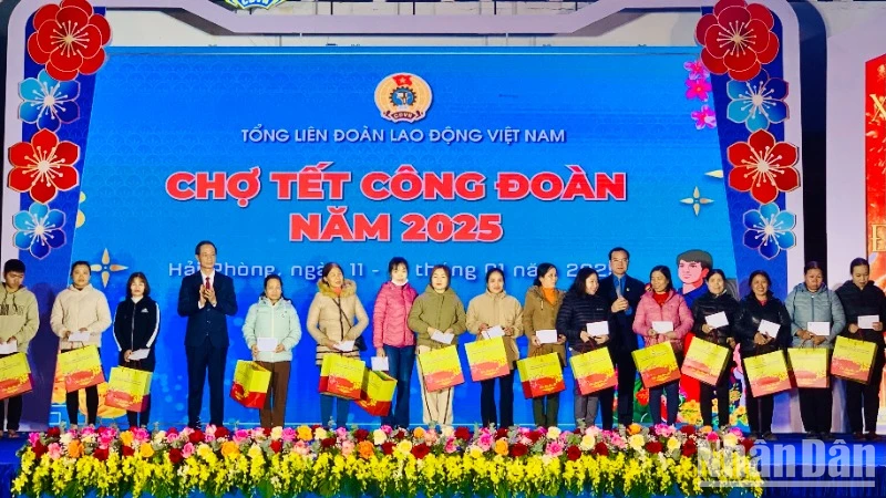 Lãnh đạo Tổng Liên đoàn Lao động Việt Nam và thành phố Hải Phòng trao quà Tết tặng công nhân, lao động.