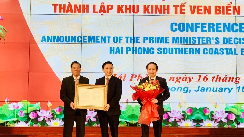 Phó Thủ tướng Chính phủ Trần Hồng Hà trao Quyết định của Thủ tướng Chính phủ thành lập Khu Kinh tế ven biển phía nam Hải Phòng.