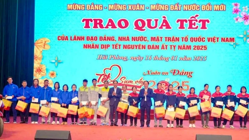 Phó Thủ tướng Chính phủ, Bộ trưởng Ngoại giao Bùi Thanh Sơn cùng lãnh đạo thành phố Hải Phòng trao quà Tết tặng công nhân, lao động có hoàn cảnh khó khăn.