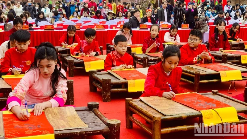 Các học sinh tiêu biểu của thành phố Thủy Nguyên tham dự lễ khai bút đầu Xuân.