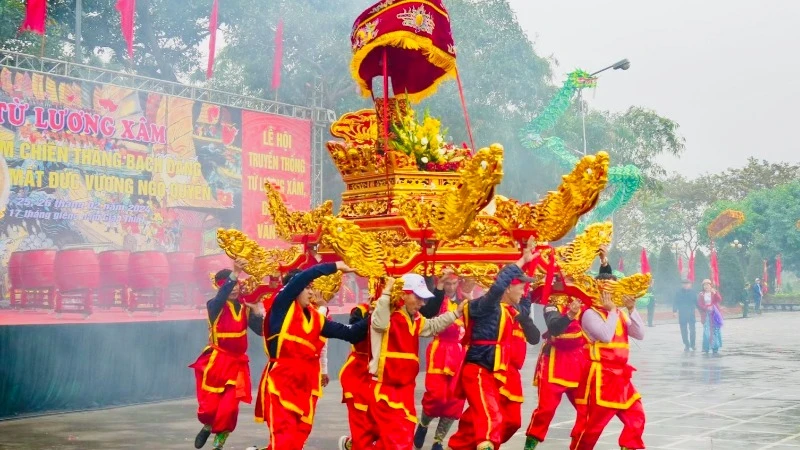 Rước kiệu trong Lễ hội truyền thống Từ Lương Xâm.