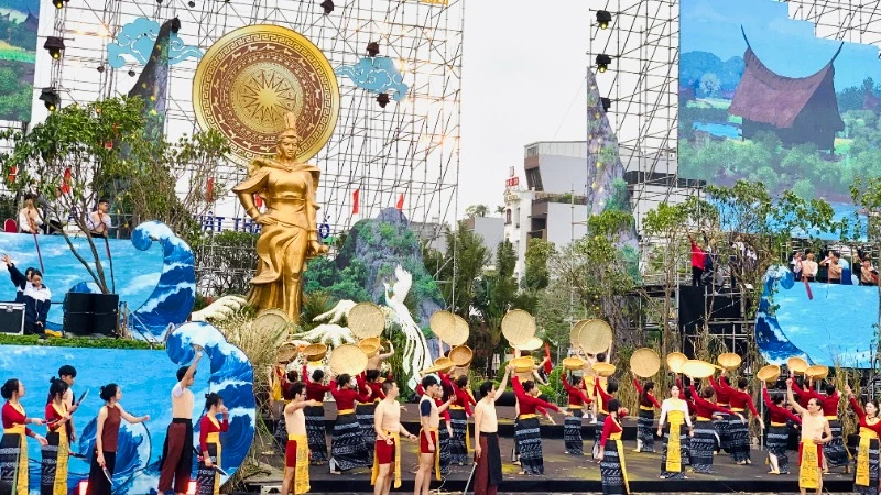 Quang cảnh các nghệ sĩ diễn viên tập luyện chuẩn bị cho khai mạc Lễ hội Nữ tướng Lê Chân.