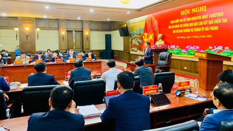 Đồng chí Trần Cẩm Tú, Ủy viên Bộ Chính trị, Thường trực Ban Bí thư phát biểu tại hội nghị.