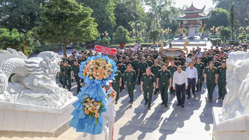 Đoàn cựu chiến binh Việt Nam làm lễ dâng hương, báo công tại Đền tưởng niệm Liệt sĩ Bến Dược.