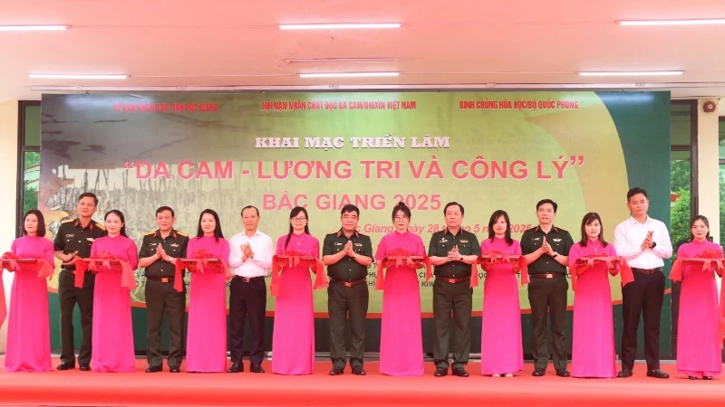 Đại diện các đơn vị tổ chức và đại biểu cắt băng khai mạc triển lãm “Da cam - Lương tri và Công lý”.