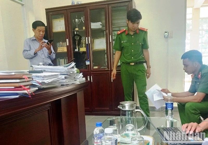 Công an tỉnh Đắk Nông tiến hành khám xét nơi làm việc của Hồ Sỹ Điệp tại Ban Quản lý các dự án đầu tư xây dựng tỉnh Đắk Nông.