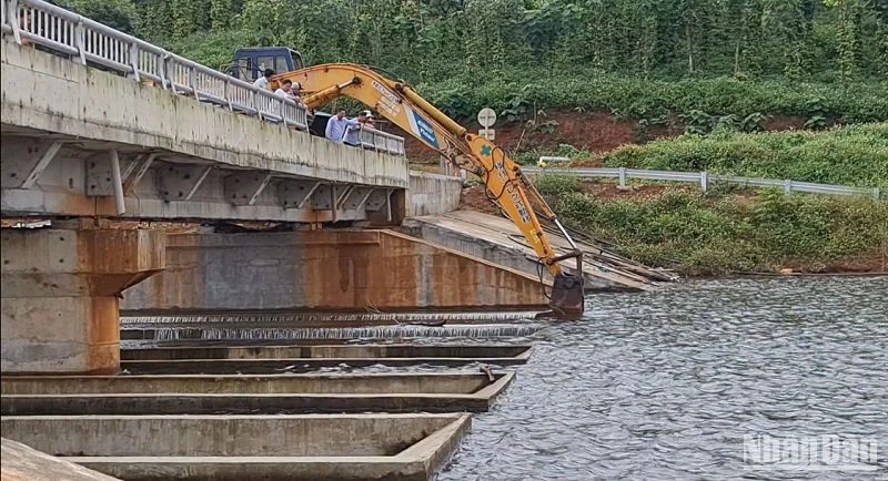 Cắt để hạ thấp độ cao 2/5 ngưỡng tràn xả lũ Hồ chứa nước Đắk N’Ting, nhằm giảm mực nước đang tích trong hồ. Đây là một phương án ứng phó khẩn cấp để đảm bảo đảm an toàn trước nguy cơ cao vỡ thân đập.