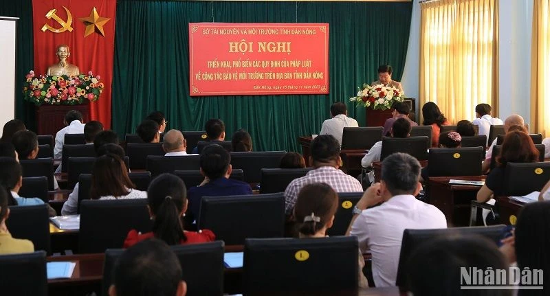 Quang cảnh Hội nghị triển khai, phổ biến các quy định của pháp luật về công tác bảo vệ môi trường trên địa bàn tỉnh Đắk Nông.