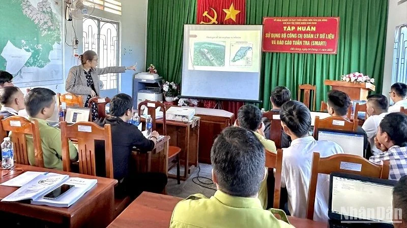 Hướng dẫn viên của Trung tâm bảo tồn tài nguyên thiên nhiên giới thiệu về bộ công cụ SMART và các ứng dụng, cách thiết lập các hoạt động tuần tra, thu thập và quản lý dữ liệu cho cán bộ kỹ thuật, lực lượng Kiểm lâm, lực lượng quản lý bảo vệ rừng Khu bảo tồn thiên nhiên Nam Nung.